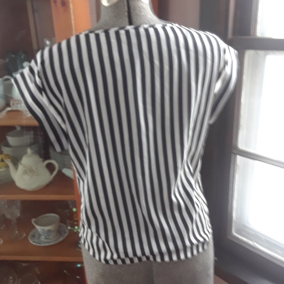 Size XS striped cute out heart shaped cropped top - Picture 5 of 11